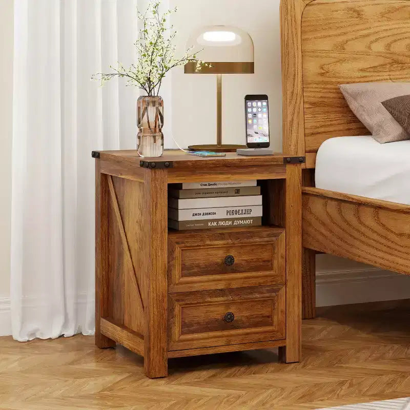Comodino Rustico con Stazione di Ricarica, Tavolino con 2 Cassetti e Ripiano Aperto, 61A x 46L x 46P cm