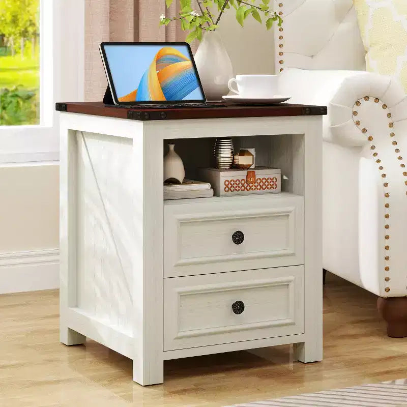 Comodino Rustico con Stazione di Ricarica, Tavolino con 2 Cassetti e Ripiano Aperto, 61A x 46L x 46P cm