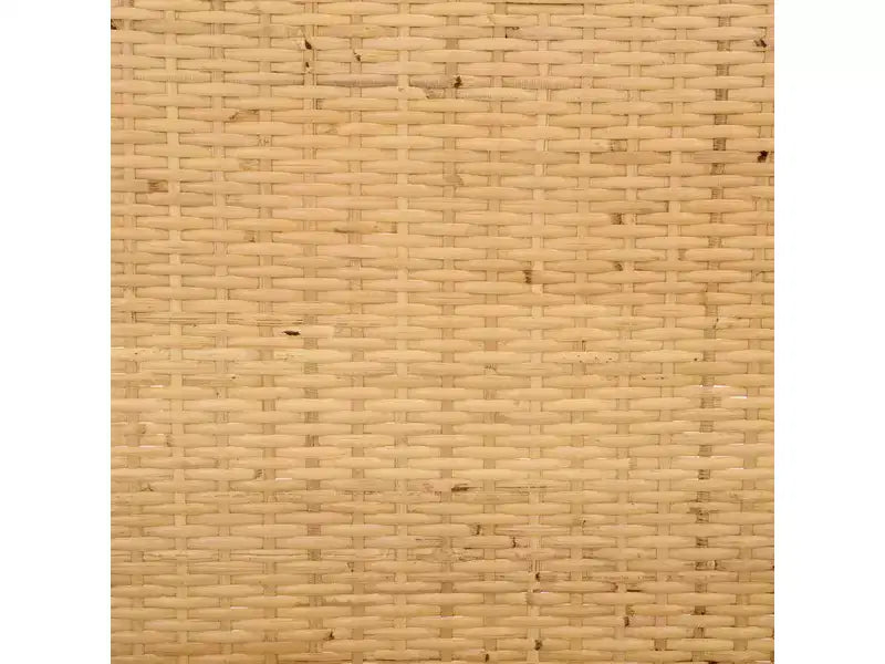 Poltroncina con accenti in rattan e schienale intrecciato naturale