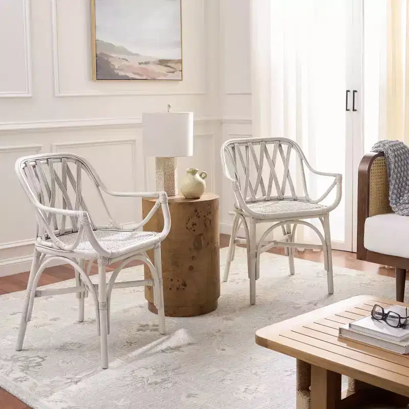 Poltroncina con accenti in rattan e schienale intrecciato naturale
