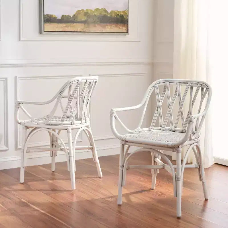 Poltroncina con accenti in rattan e schienale intrecciato naturale