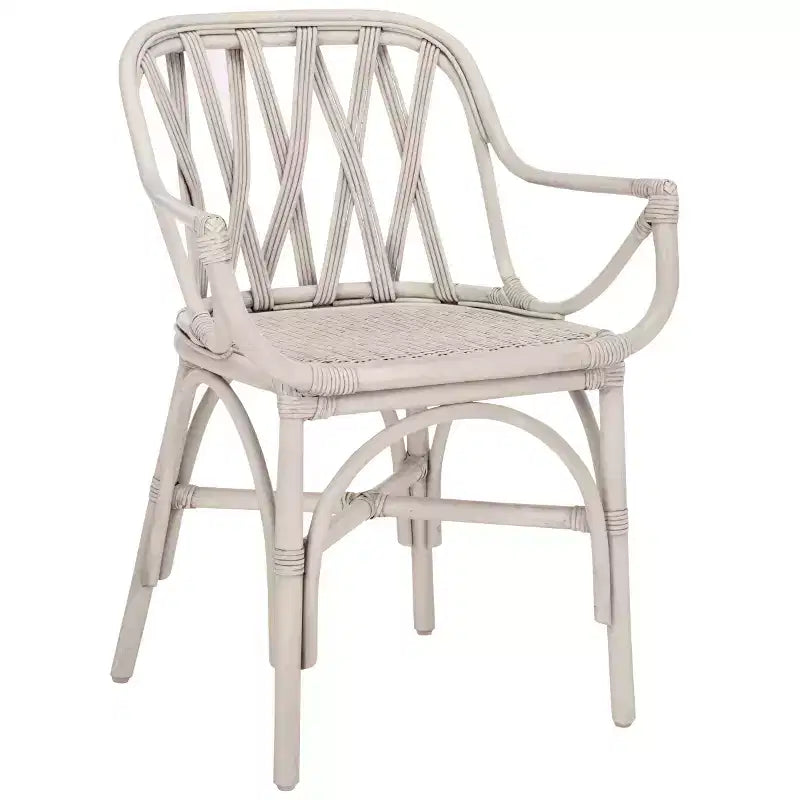 Poltroncina con accenti in rattan e schienale intrecciato naturale