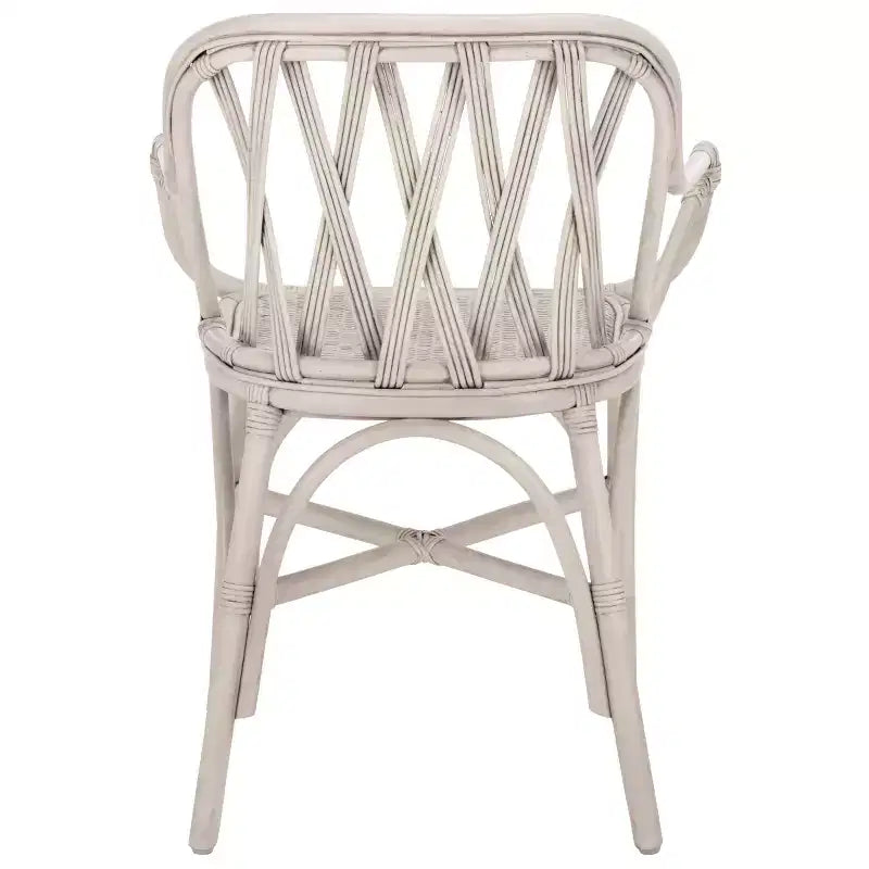 Poltroncina con accenti in rattan e schienale intrecciato naturale