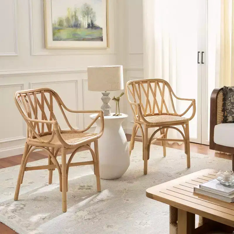 Poltroncina con accenti in rattan e schienale intrecciato naturale