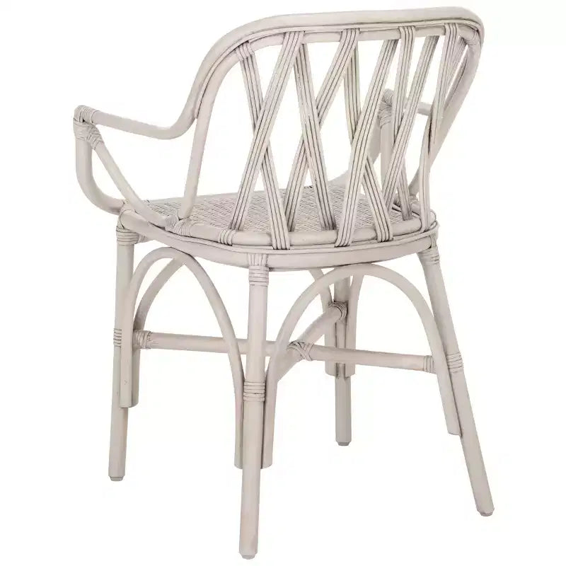 Poltroncina con accenti in rattan e schienale intrecciato naturale