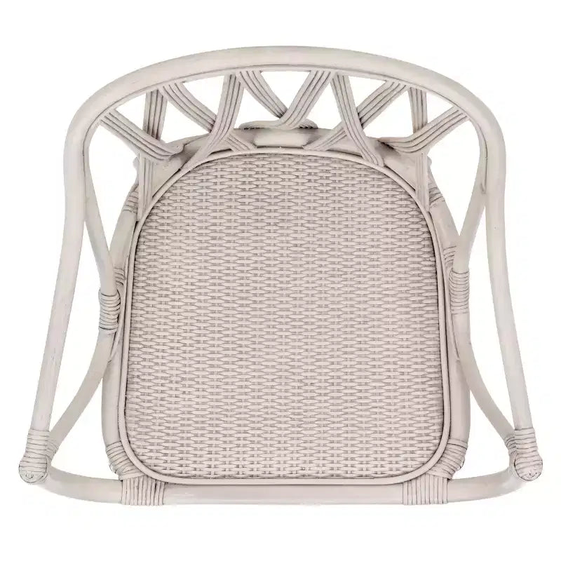 Poltroncina con accenti in rattan e schienale intrecciato naturale