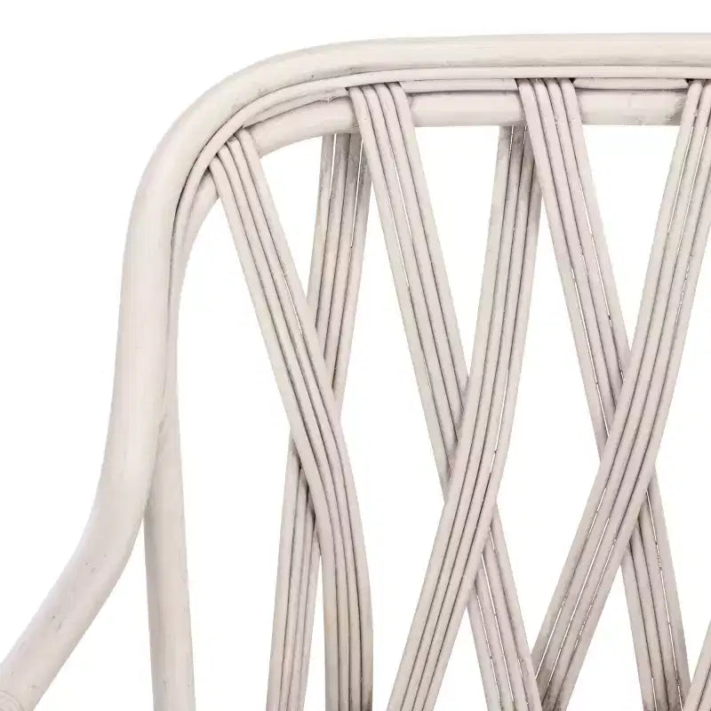 Poltroncina con accenti in rattan e schienale intrecciato naturale