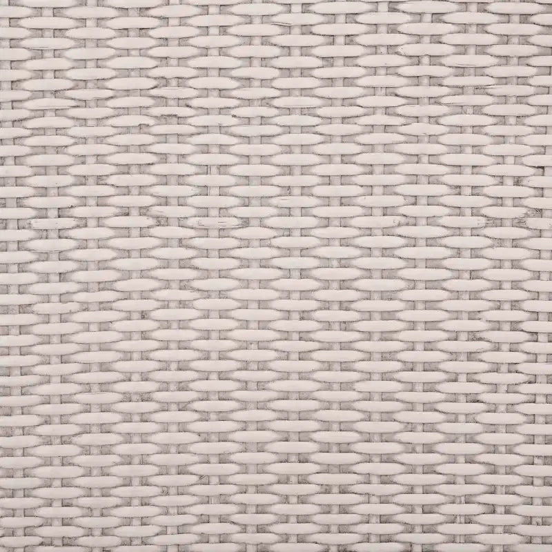 Poltroncina con accenti in rattan e schienale intrecciato naturale