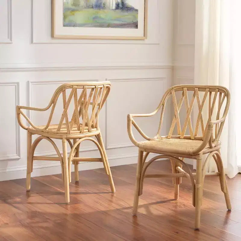 Poltroncina con accenti in rattan e schienale intrecciato naturale
