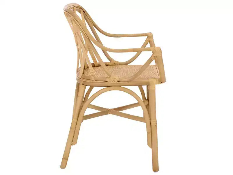 Poltroncina con accenti in rattan e schienale intrecciato naturale
