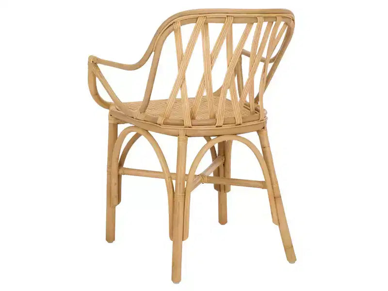Poltroncina con accenti in rattan e schienale intrecciato naturale