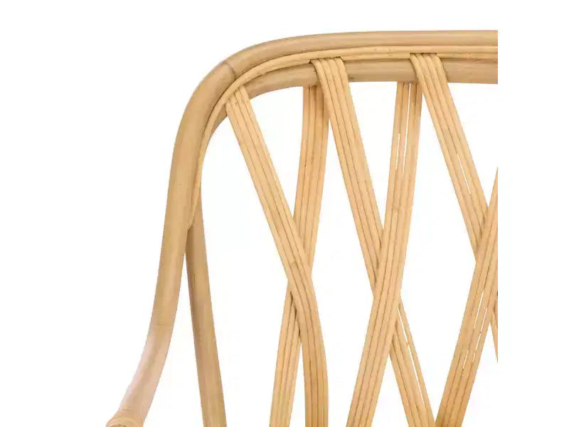 Poltroncina con accenti in rattan e schienale intrecciato naturale