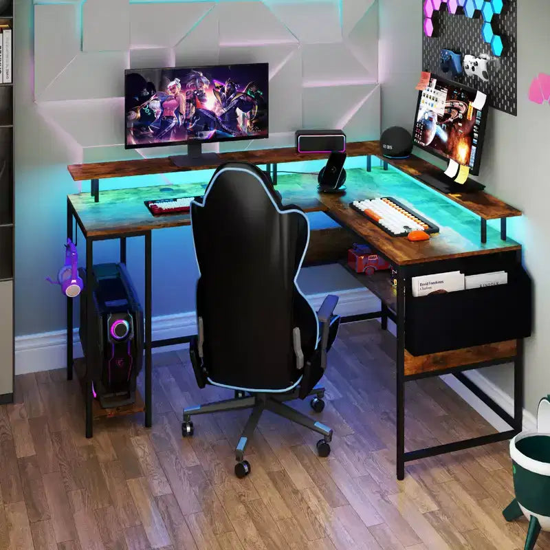 Scrivania da Gaming a L con Luci LED, Prese Elettriche, Supporto Monitor e Borsa Contenitore in Tessuto