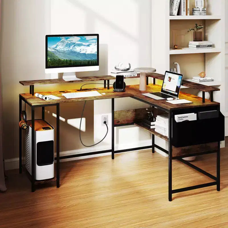 Scrivania da Gaming a L con Luci LED, Prese Elettriche, Supporto Monitor e Borsa Contenitore in Tessuto