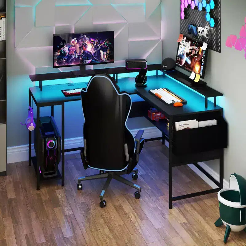 Scrivania da Gaming a L con Luci LED, Prese Elettriche, Supporto Monitor e Borsa Contenitore in Tessuto