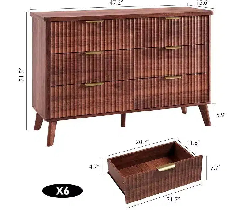 Comò ampio a 6 cassetti con profilo curvo, frontali scanalati e maniglie color oro