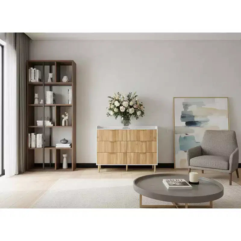 Comò a 6 cassetti, struttura in MDF, finitura bianca e legno naturale, gambe in metallo dorato, 120 cm L x 40 cm P x 85 cm H